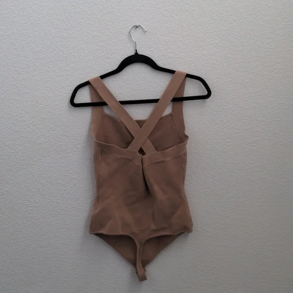 🤎 Abercrombie & Fitch Light Mocha Beige Large Bodysuit with Crisscross Straps - Picture 2 of 5
